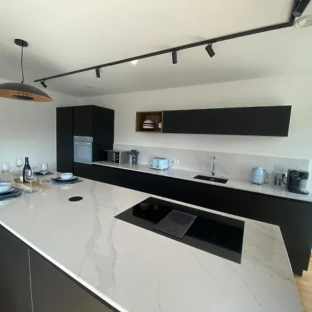 - 2 Bed Designer Flat * Strassen