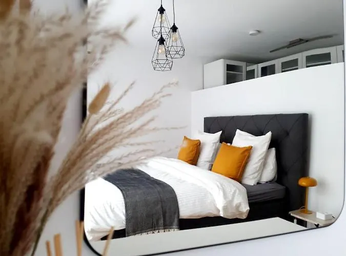 - 2 Bed Designer Flat