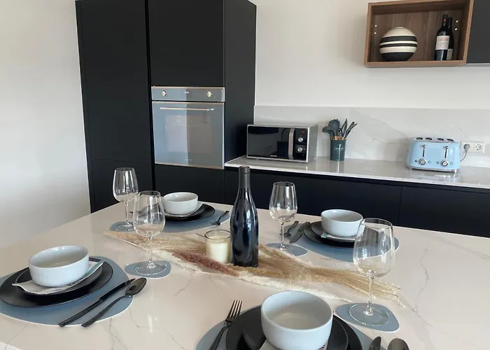 - 2 Bed Designer Flat *