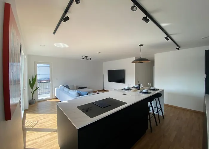 - 2 Bed Designer Flat Strassen