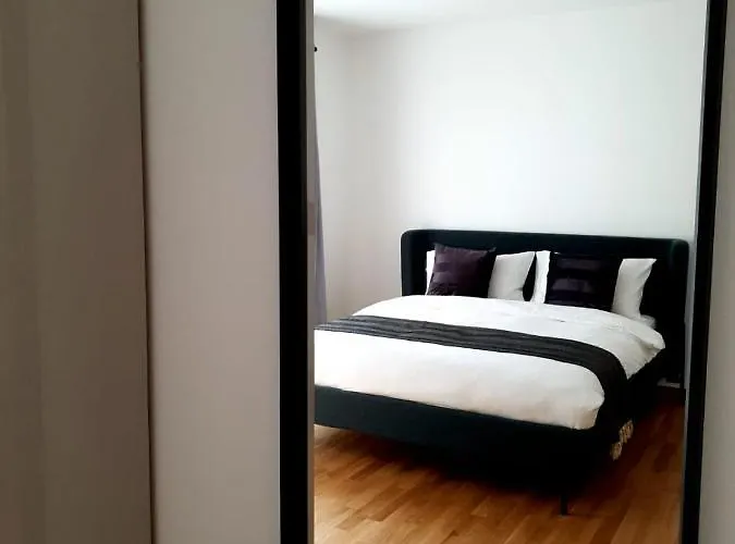 - 2 Bed Designer Flat *