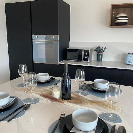 - 2 Bed Designer Flat *