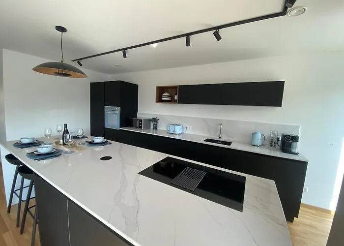 - 2 Bed Designer Flat * Strassen