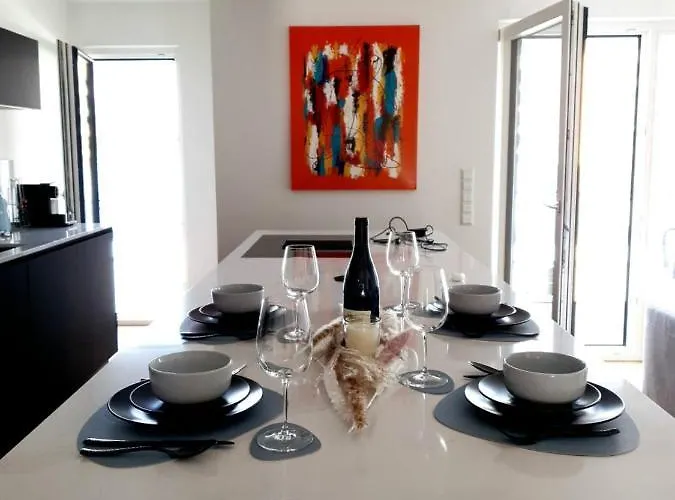 - 2 Bed Designer Flat Strassen