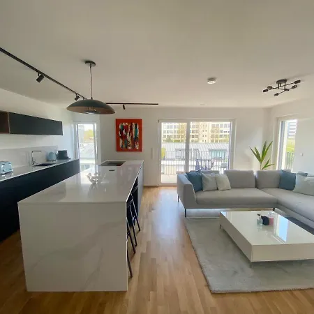 - 2 Bed Designer Flat Apartment Strassen