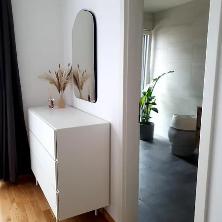 - 2 Bed Designer Flat * Strassen
