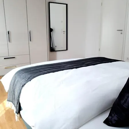 - 2 Bed Designer Flat Apartment *