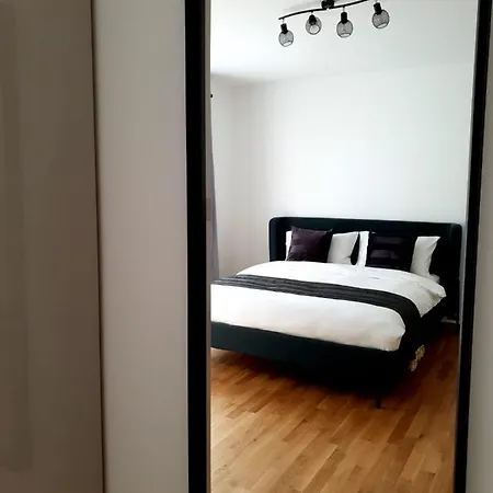 - 2 Bed Designer Flat *